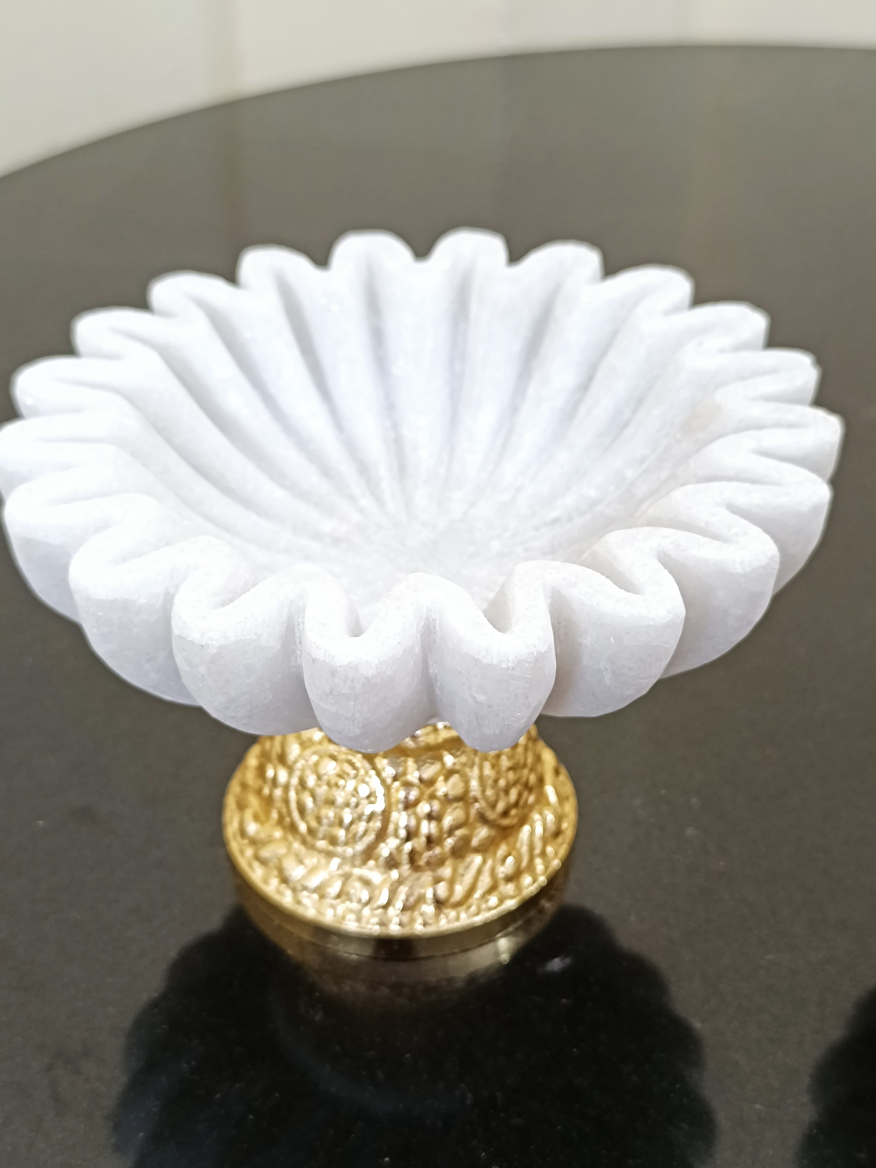 white marble flower fruit bowl/snacks platter/home décor urli bowl with golden metal stand