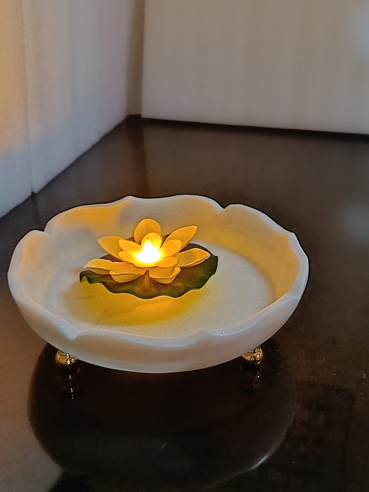 white marble fruit bowl/snacks platter/home décor urli bowl with golden metal stand, 8"