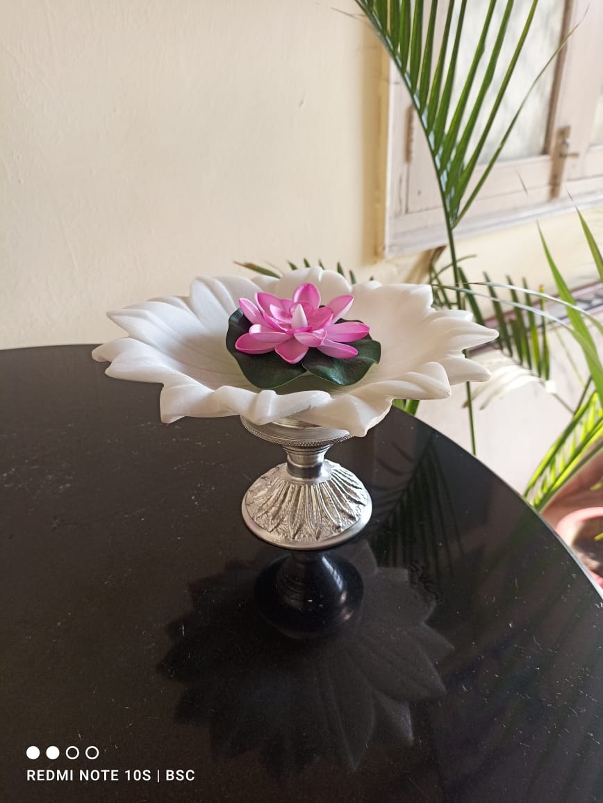 white lotus marble fruit bowl/snacks platter/home décor urli bowl with silver metal stand, 9"