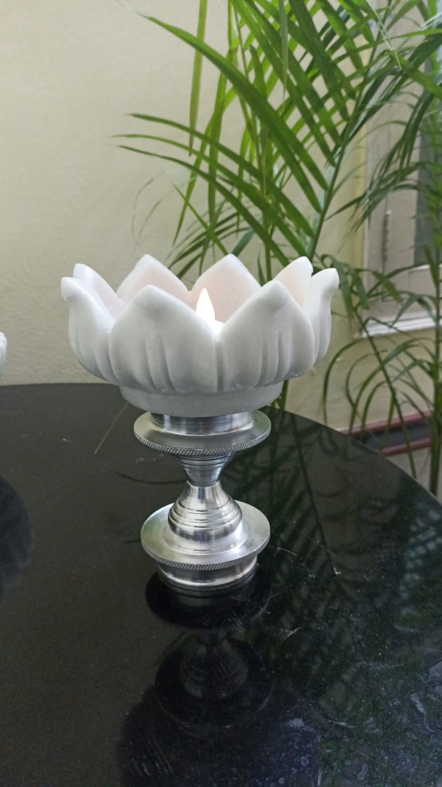 white lotus marble fruit bowl/snacks platter/home décor urli bowl with silver metal stand, 6"