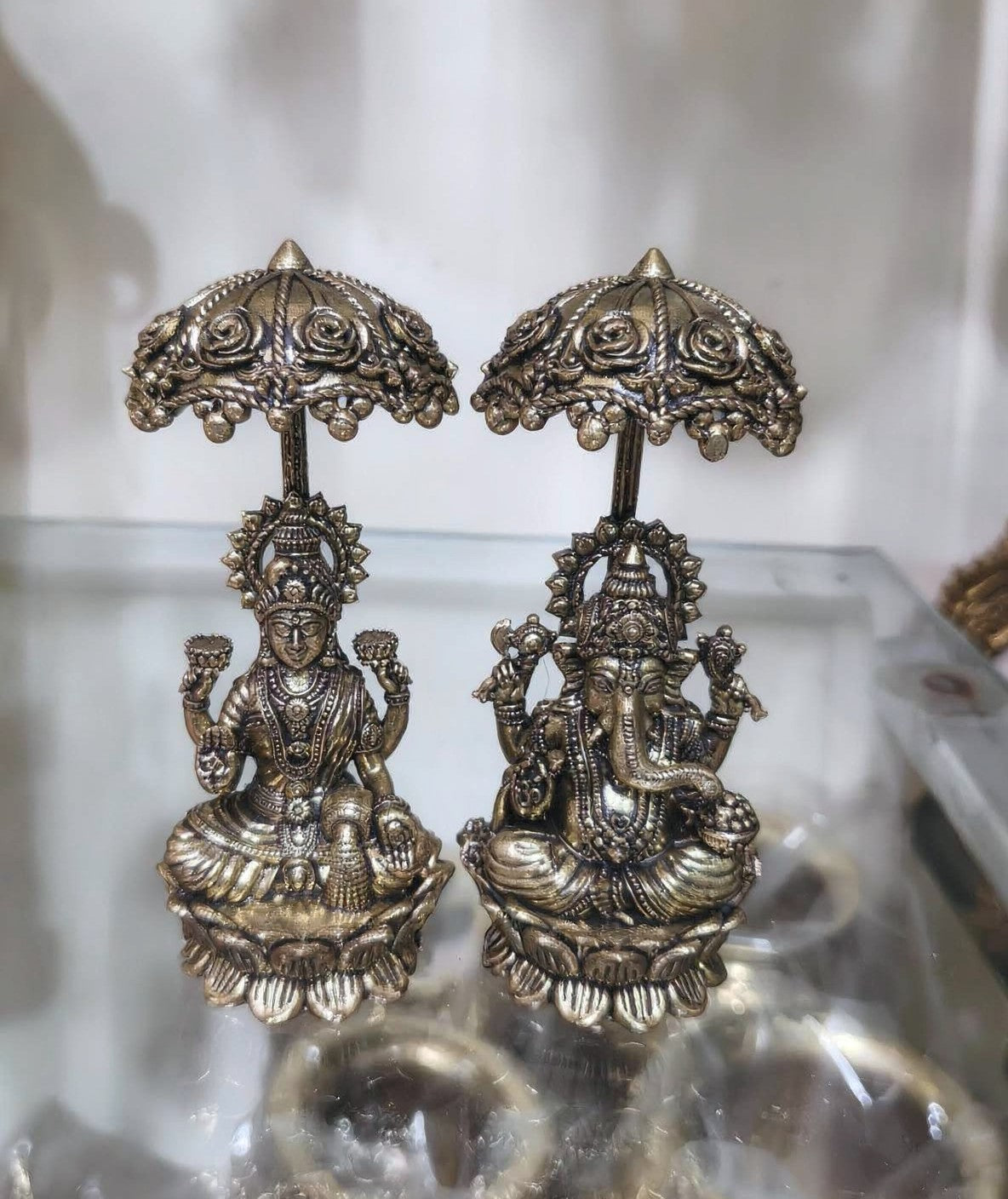 andcrafted brass Lakshmi Ganesh idol pair for home temples, pooja rooms, Diwali celebrations, Vastu décor, and spiritual spaces, symbolizing prosperity, wisdom, wealth, and divine blessings. 🪔✨🙏🏡💛