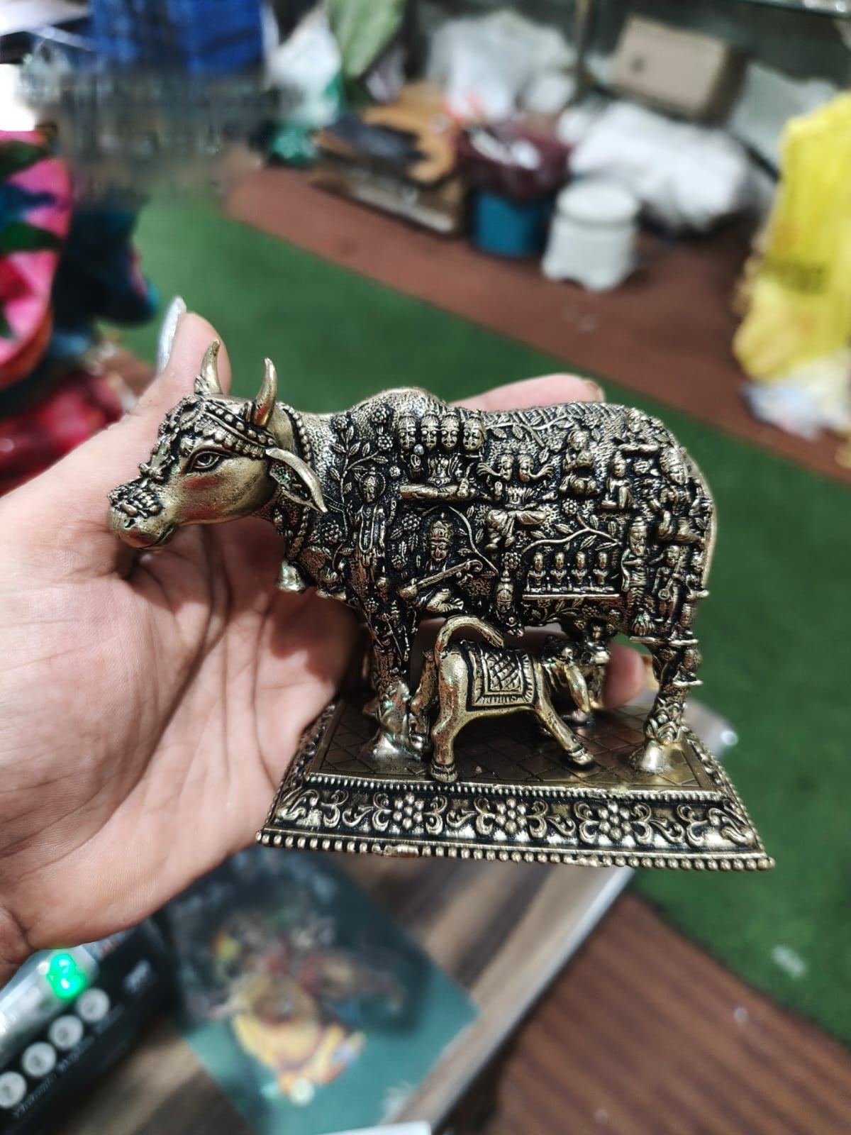 Brass Cow and Calf Statue | Kamdhenu Cow with Calf Idol | Handmade Hindu Sacred Gau Mata Murti | Home Temple & Vastu Décor